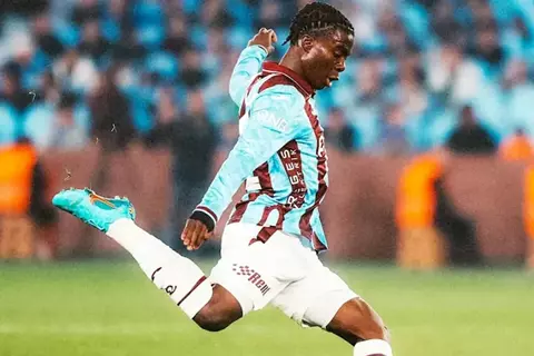 مانشستر يونايتد يشعل المنافسة مع السيتي على جوهرة إيفوارية بـ40 مليون يورو